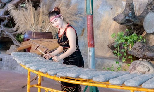Nhạc cụ đàn đá được thế hệ trẻ học và biểu diễn lan tỏa đến đông đảo người dân, du khách tại khu du lịch Yang Bay, Khánh Hòa. Ảnh: Phương Linh