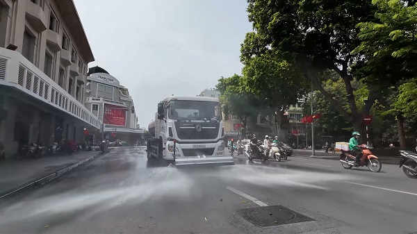 Urenco uses “fog cannon” spraying to reduce dust and smoke. Photo: Minh Hanh