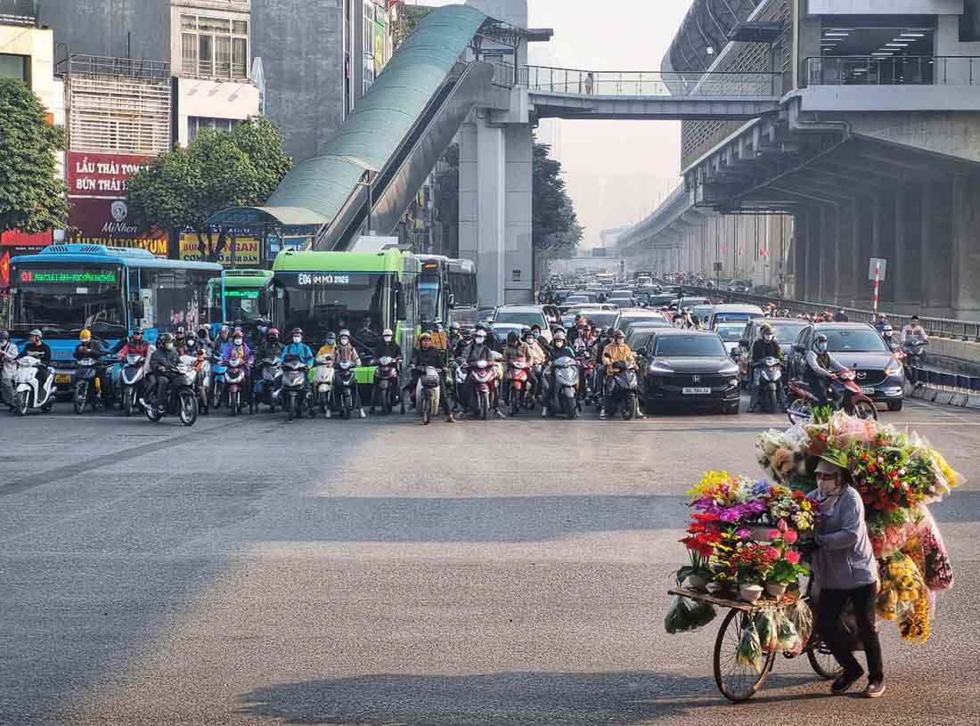 Multi-level intersections in Hanoi no longer have the chaos of rush hour. Photo: To The