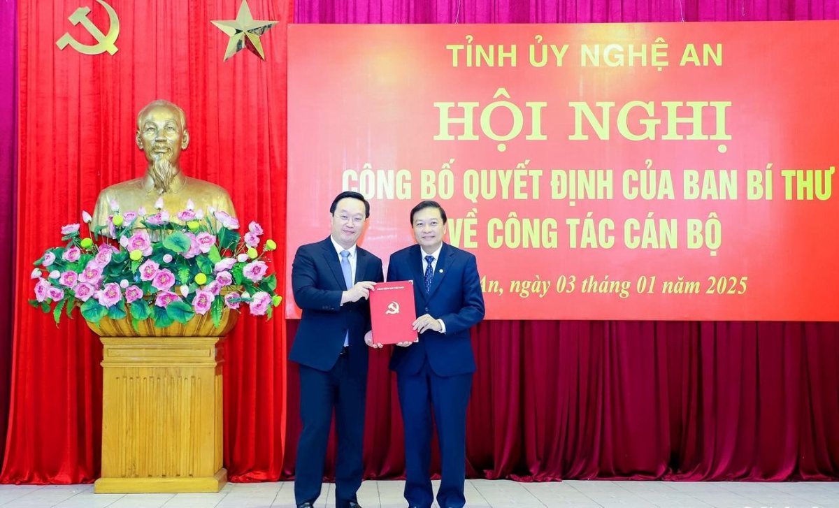 Secretary of the Provincial Party Committee, Chairman of the People's Committee of Nghe An province Nguyen Duc Trung presented the decision to Mr. Le Hong Vinh. Photo: Pham Bang