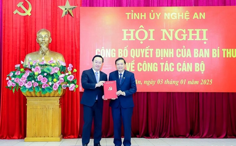 Secretary of the Provincial Party Committee, Chairman of the People's Committee of Nghe An province Nguyen Duc Trung presented the decision to Mr. Le Hong Vinh. Photo: Pham Bang