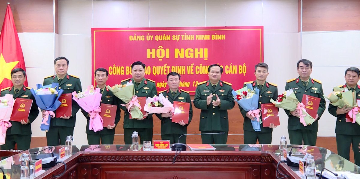 Leaders of Ninh Binh Provincial Military Command present decisions to military officers who have been transferred and appointed. Photo: Hong Nam/Provincial Military Command