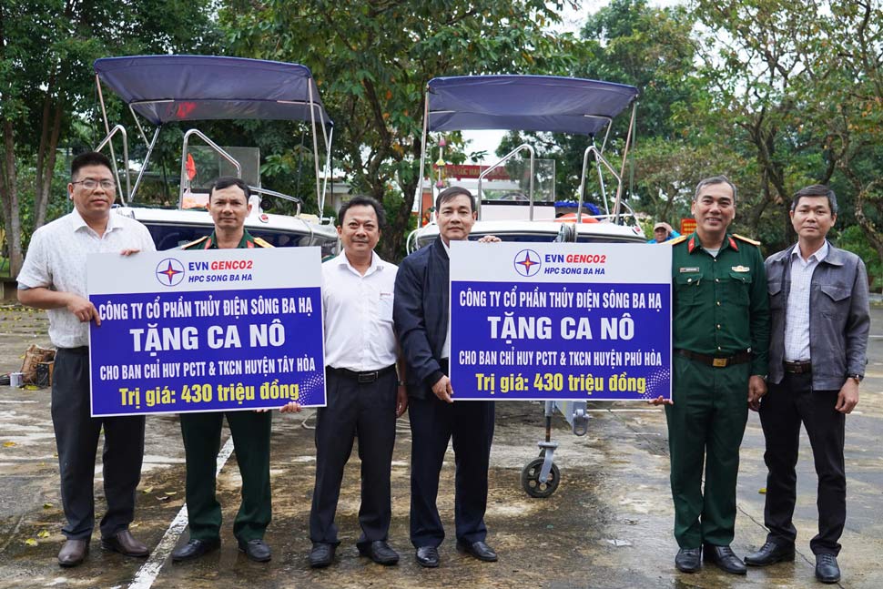 Song Ba Ha Company donated 2 rescue canoes with a total value of 860 million VND to Phu Hoa and Tay Hoa districts (Phu Yen). Photo: Thanh Do