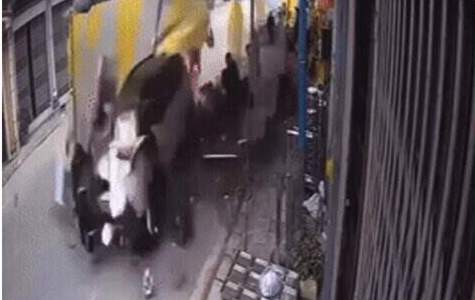 Accident scene in Ke Sat town (Binh Giang district, Hai Duong province). Photo cut from clip