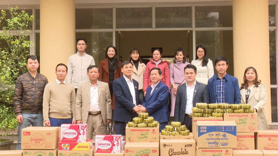 Hoai Duc District Trade Union gives gifts to children of Vietnam Friendship Village on the occasion of Lunar New Year 2025. Photo: Trade Union