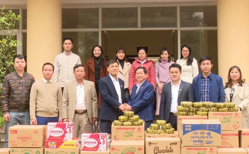 Hoai Duc District Trade Union gives gifts to children of Vietnam Friendship Village on the occasion of Lunar New Year 2025. Photo: Trade Union