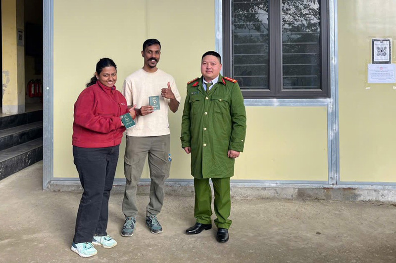 Police of O Quy Ho ward (Sa Pa) returned lost passports to two foreign tourists. Photo: Provided by police