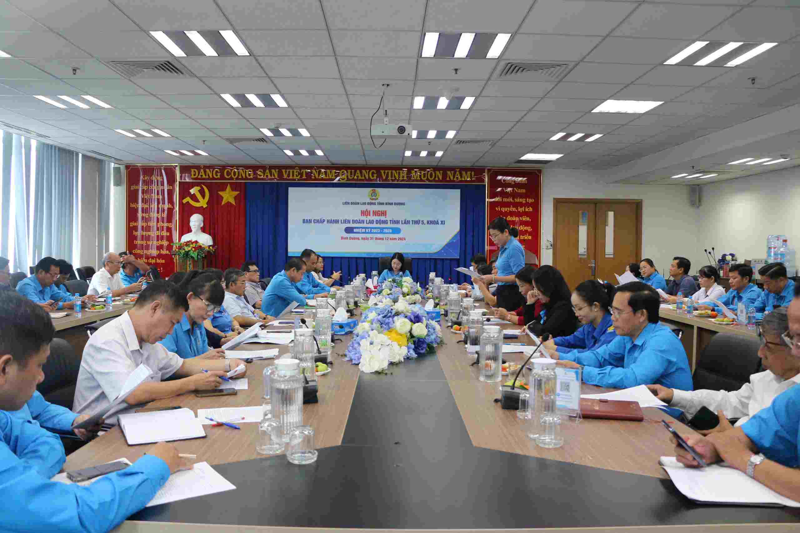 The Executive Committee of the Binh Duong Provincial Federation of Labor held a meeting on the project to reorganize the organization and apparatus of the Provincial Federation of Labor. Photo: Yen Nhi