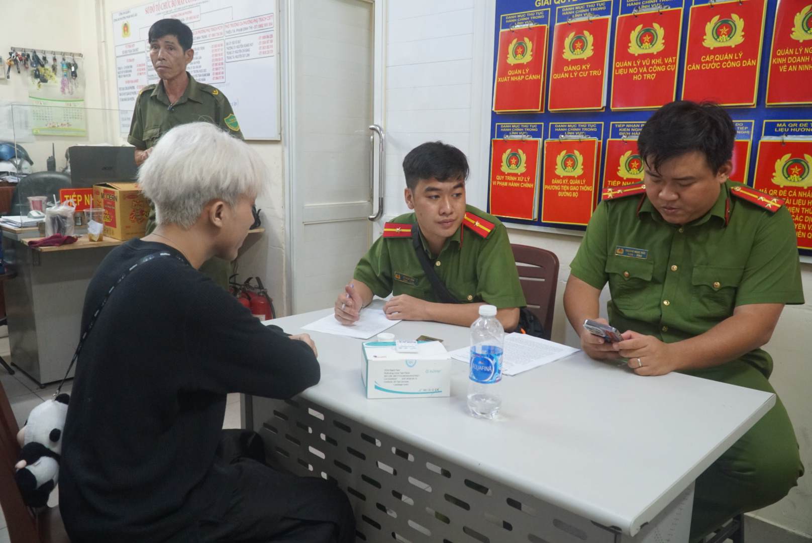 Cong an phuong Pham Ngu Lao (Quan 1) lam viec tai co so duoc kiem tra. Anh: Dong Hoang