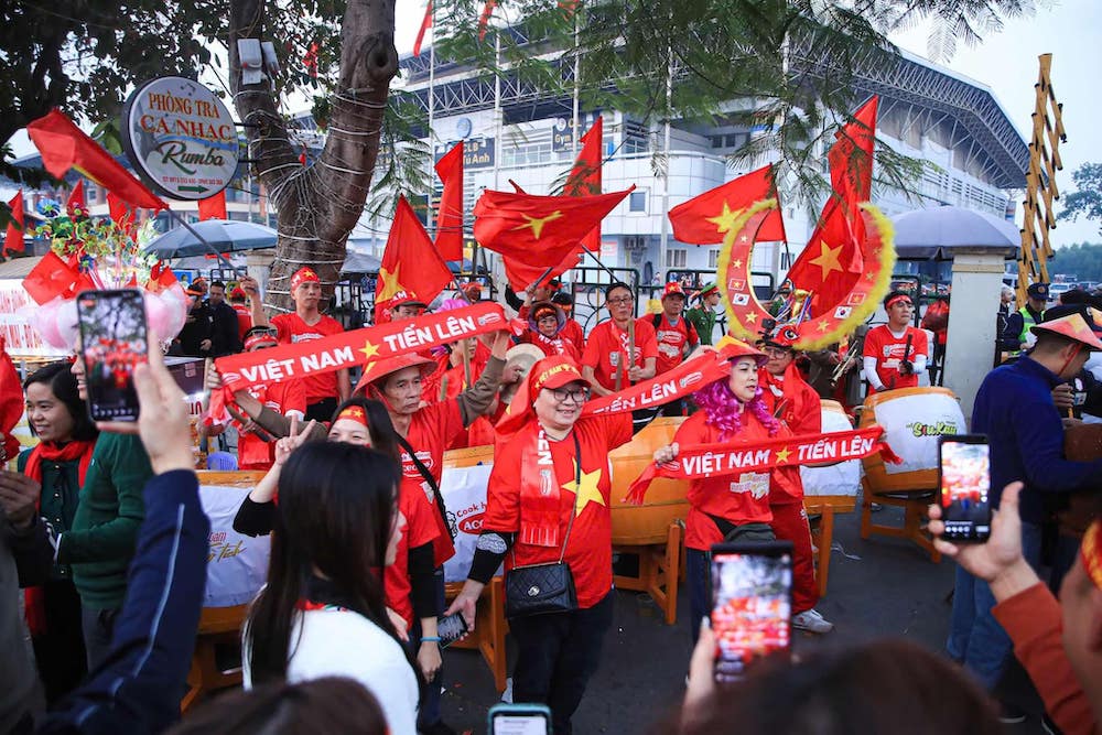 Co dong vien vay kin san van dong Viet Tri truoc tran ban ket luot ve ASEAN Cup giua Viet Nam - Singapore ngay 29.12.2024. Anh: Minh Dan