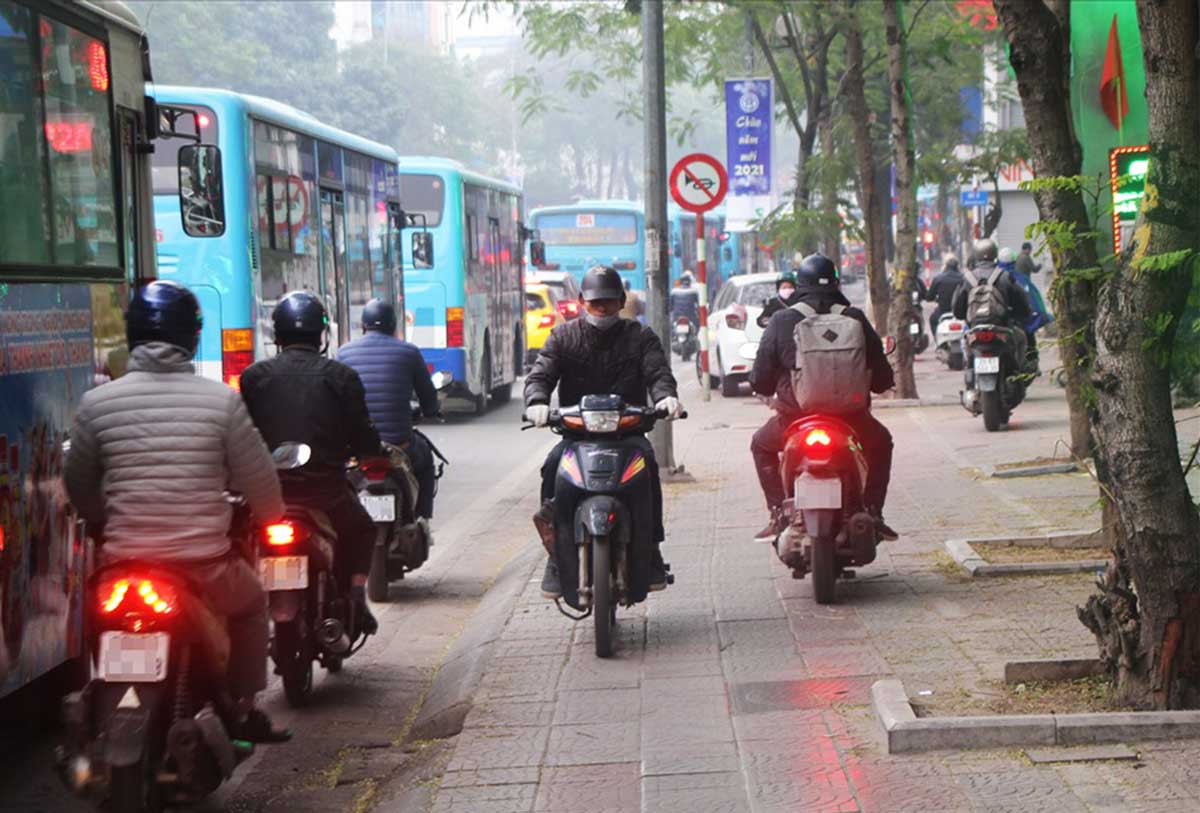 Riding a motorbike on the sidewalk, you will be fined 4-6 million VND immediately