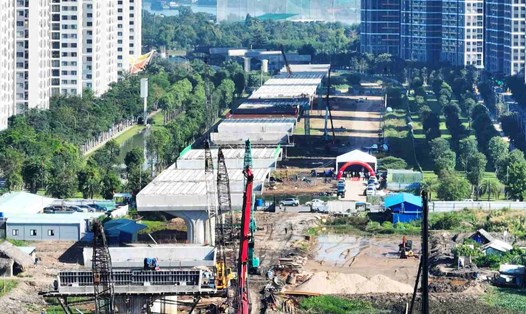 Thi công Vành đai 3 TPHCM qua TP Thủ Đức.  Ảnh: Anh Tú