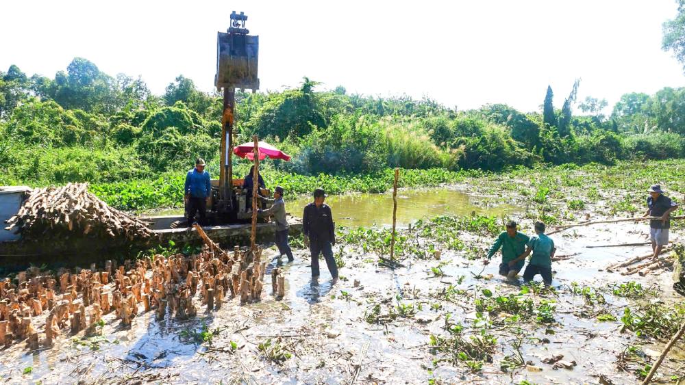 Units are speeding up the progress of overcoming landslides in the Upper U Minh area. Photo: Xuan Nhi