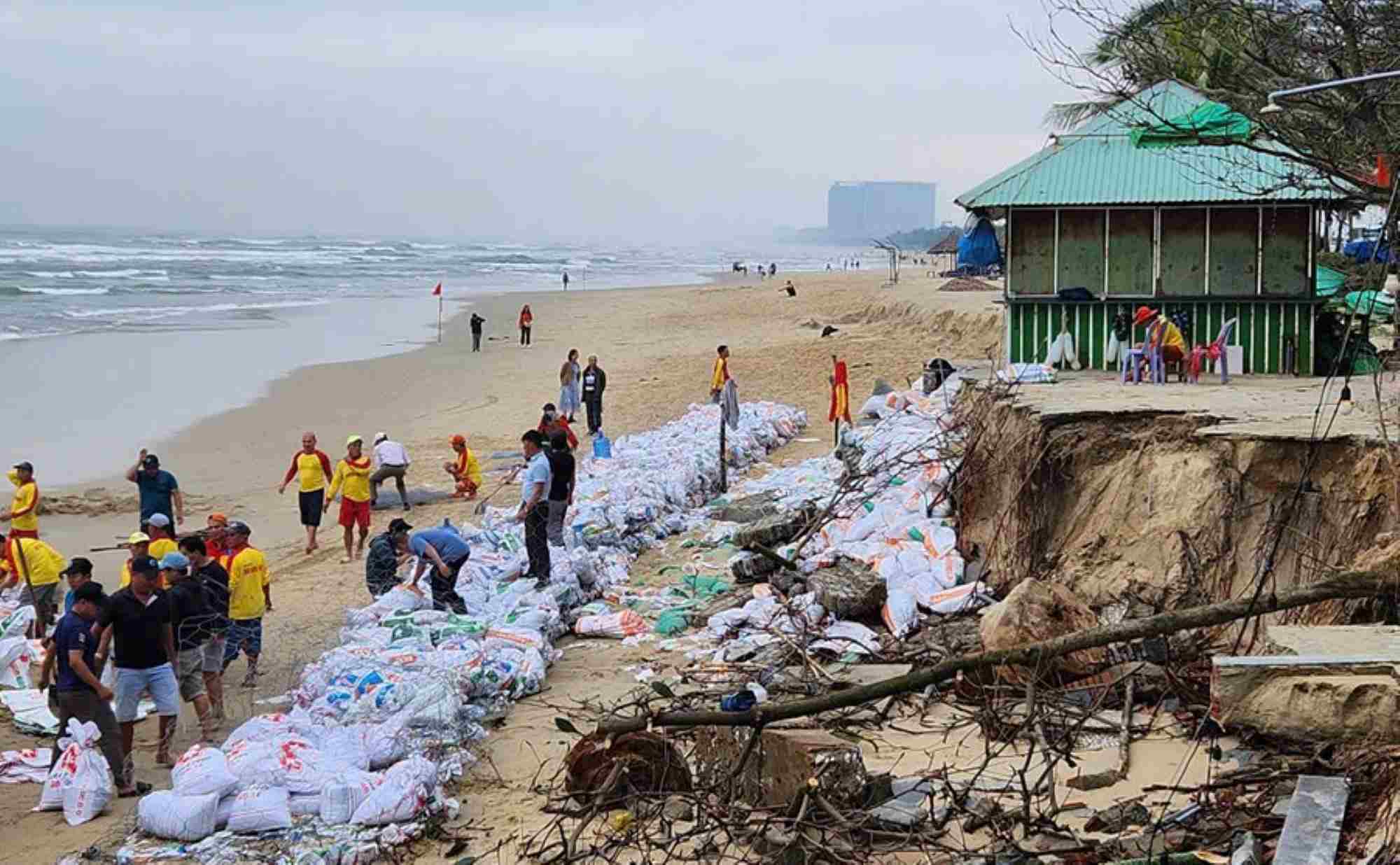 The forces put sand into sacks and then packed them into baskets to urgently prevent landslides on the Da Nang coast. Photo: Nguyen Thanh