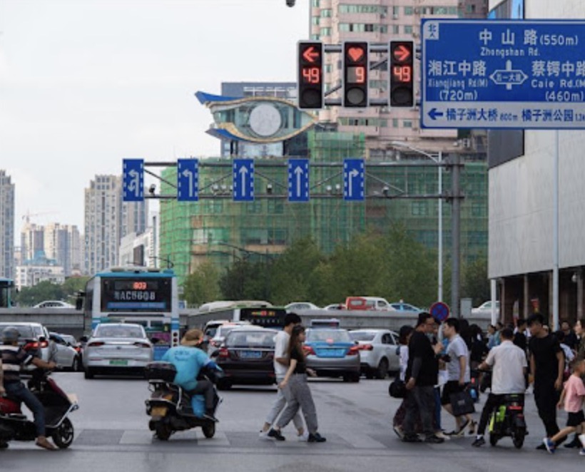 Different countries have different regulations for punishing people for running red lights. Photo: Xinhua