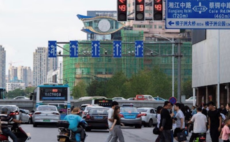 Different countries have different regulations for punishing people for running red lights. Photo: Xinhua