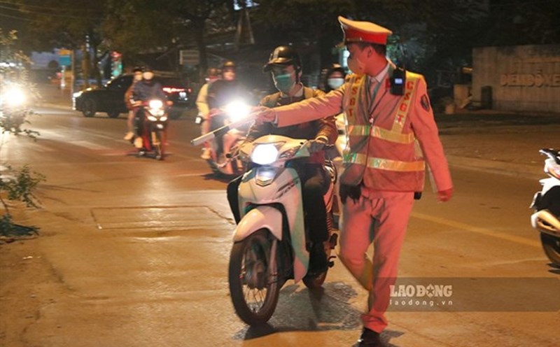 Motorbikes that honk and rev their engines continuously will be fined up to 10 million. Illustration: Tran Vuong