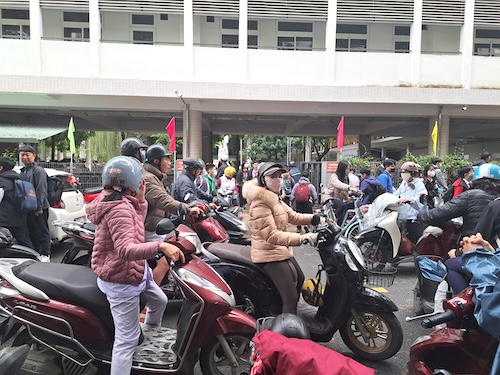 Serious traffic congestion at school gates in Da Nang, especially during rush hour. Photo: Nguyen Linh