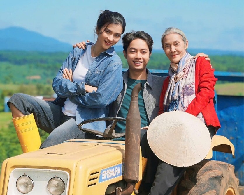 Artist Thanh Hien (far right) returns to acting. Photo: Producer.