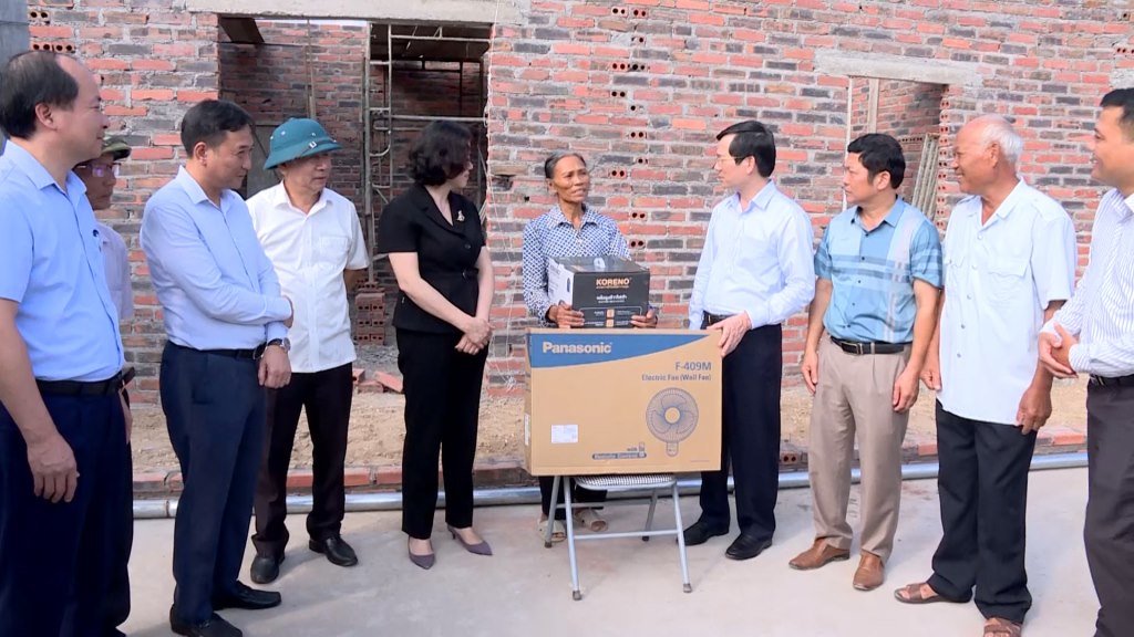 Ha Long City leaders give support to households in Viet Hung ward whose houses were damaged by storm Yagi. Photo: Ha Long City Information Center
