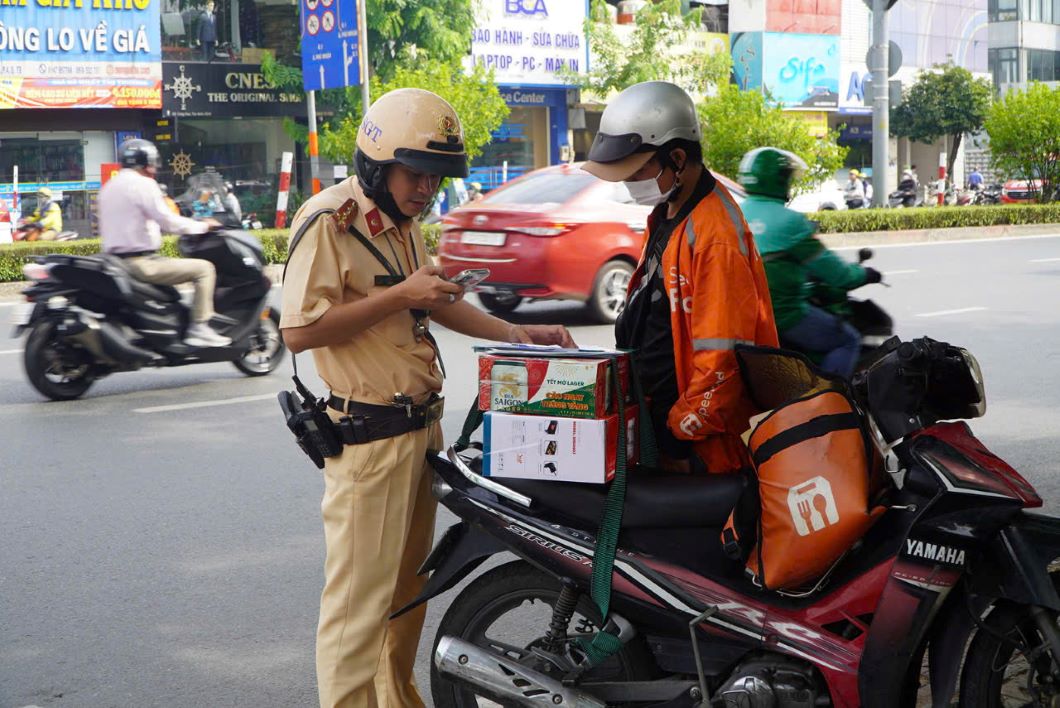 Traffic police drew up a ticket and administratively fined the violator on the morning of January 2. Photo: Nguyen Chan