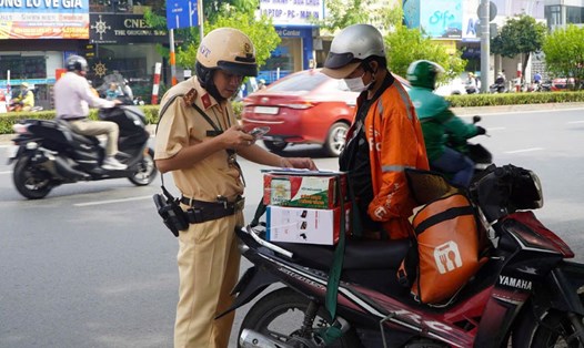 CSGT lập biên bản, xử phạt hành chính người vi phạm trong sáng 2.1. Ảnh: Nguyên Chân