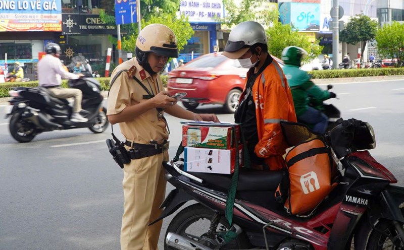 Traffic police drew up a ticket and administratively fined the violator on the morning of January 2. Photo: Nguyen Chan