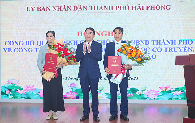 Vice Chairman of Hai Phong City People's Committee Le Khac Nam presented the decision to appoint and transfer 2 personnel of Hai Phong Health Department. Photo: Hai Phong Electronic Information Portal