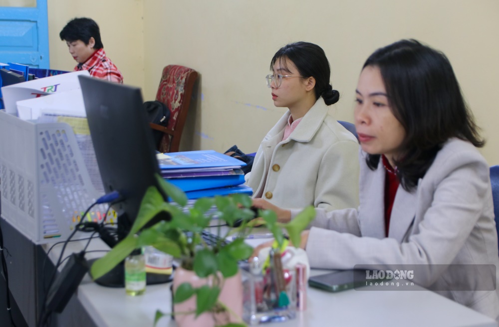 Ong Le Cong Son - Pho Giam doc Trung tam Bao ton Di tich Co do Hue cho rang: “Khi buoc chan vao ngay lam viec dau tien cua nam 2025, long toi tran ngap niem vui suong, tu hao va xuc dong. Doi voi toi, day khong chi la khoi dau cua mot nam moi ma con la mot dau moc lich su trong dai cua que huong khi Hue chinh thuc tro thanh TP truc thuoc Trung uong. Toi cam nhan duoc bau khong khi phan khoi, hao huc o khap noi, tu cac dong nghiep den nhung nguoi dan ma toi gap tren duong di lam”.