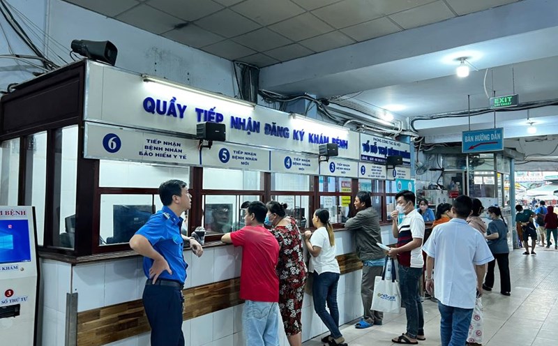People come to register for medical examination at the Ho Chi Minh City Orthopedic and Trauma Hospital. Photo: Thanh Chan