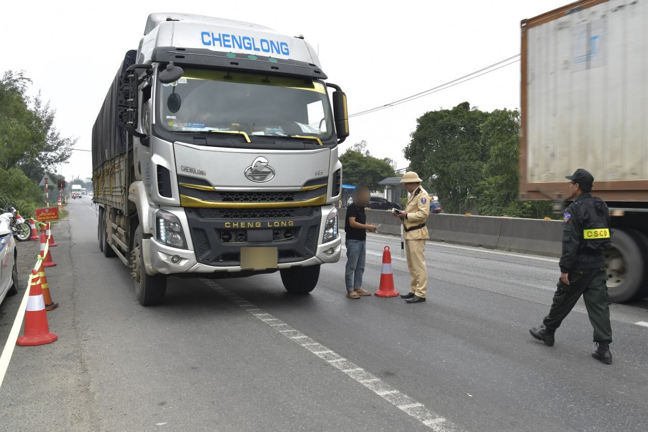 Quang Binh Police force inspects vehicles at the end of the year. Photo: Quang Binh Police