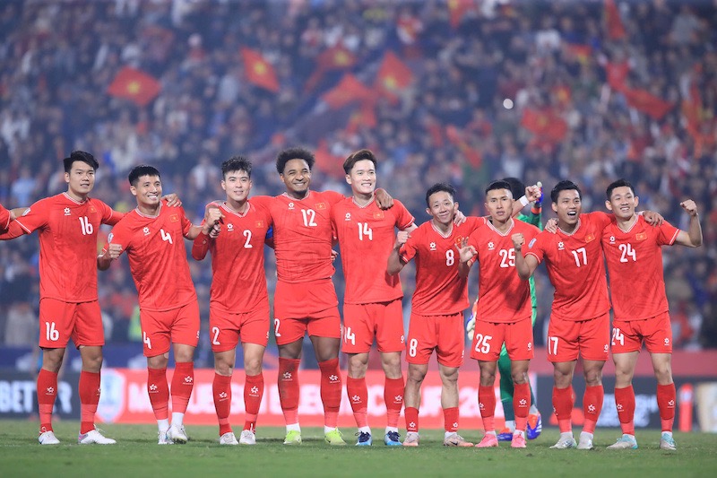 Vietnam team welcomes Thailand in the first leg of the 2024 ASEAN Cup final. Photo: Minh Dan