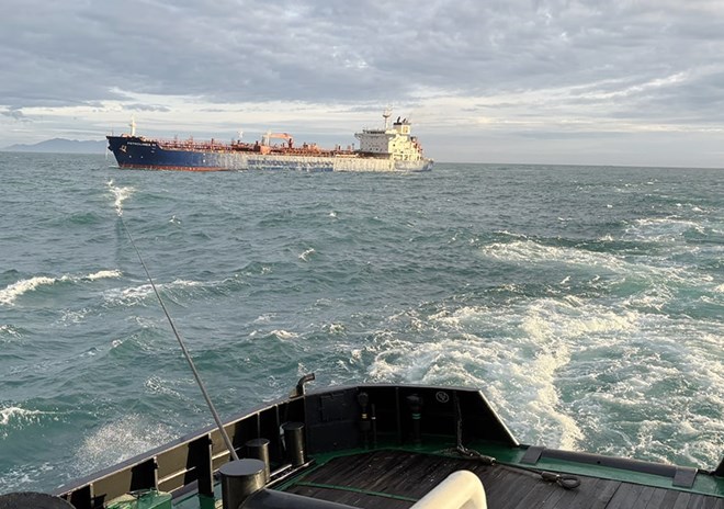 Navy ship successfully rescued cargo ship Petrolimex 11 to anchor safely in Binh Thuan. Photo: Truong Sa