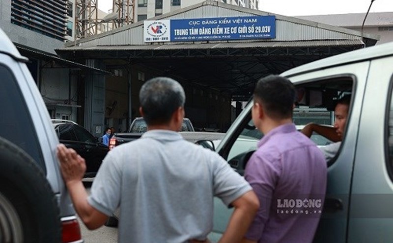 Vehicle inspection in Hanoi. Photo: Hai Nguyen