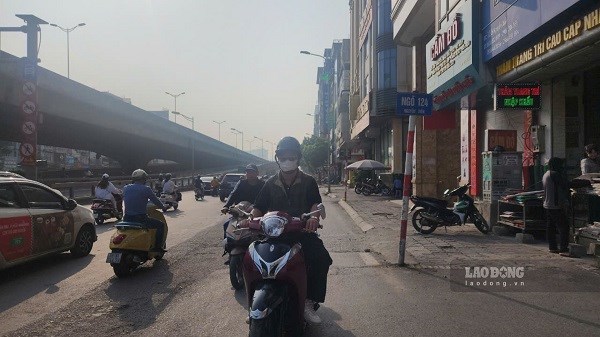 Motorcyclists who enter a road with a sign prohibiting entry to the type of vehicle being driven, drive in the wrong direction on a one-way road, or drive in the wrong direction on a road with a “No Entry” sign causing a traffic accident will be fined up to VND14,000,000. Photo: Minh Hanh