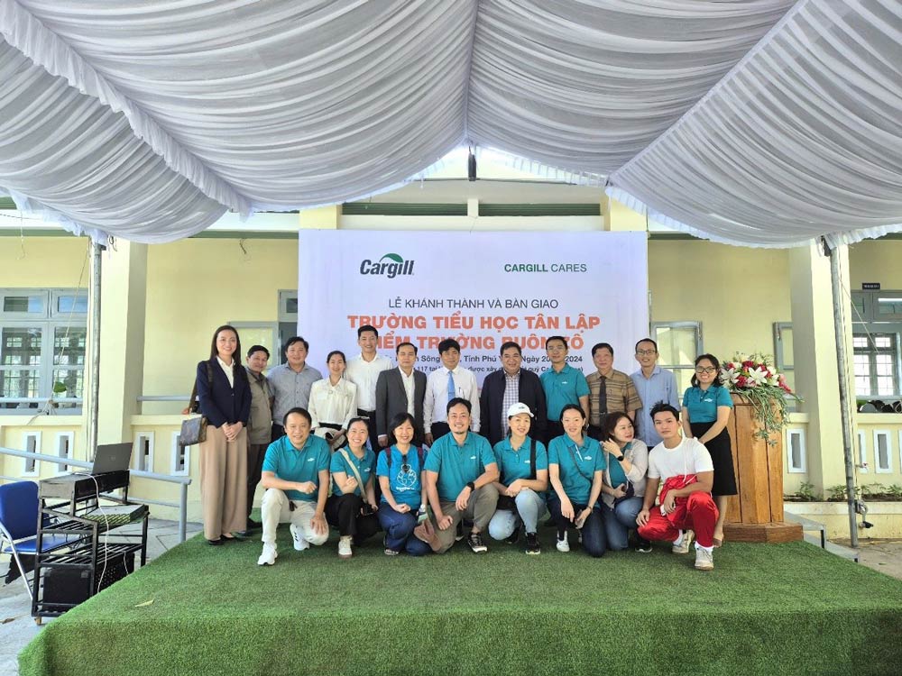 Cargill Cares Foundation project team, school leaders, and local authorities at the handover ceremony of the 117th school in Phu Yen province. Photo: Provided by DN