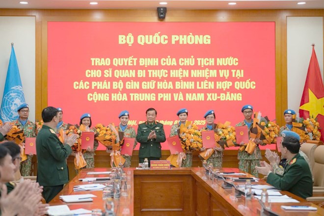 Trao quyết định cho 8 sĩ quan nhận nhiệm vụ gìn giữ hòa bình