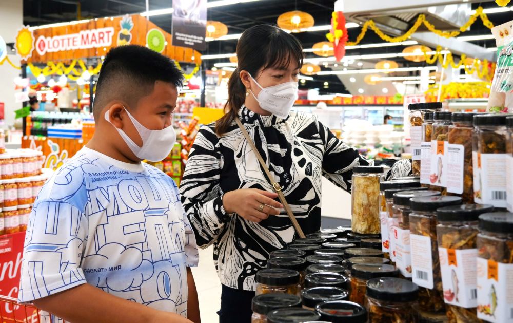 Chi Nguyen Thi Hue Chi (quan O Mon, TP Can Tho) bay to: “Vua dan cac con di choi, mua quan ao, vua mua sam hang hoa dan de tranh dong duc thoi diem can Tet. Nam nay thu nhap gia dinh kha, chung toi an Tet sum vay“.