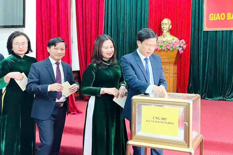 Officials of Huong Son district donate to support Tet for the poor. Photo: Son Ha.