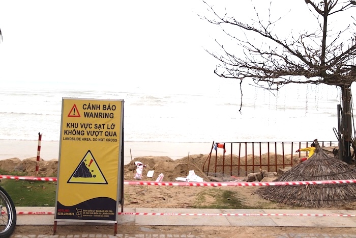 Authorities place landslide warning signs at My Khe beach, Son Tra district, Da Nang city. Photo: Nguyen Linh