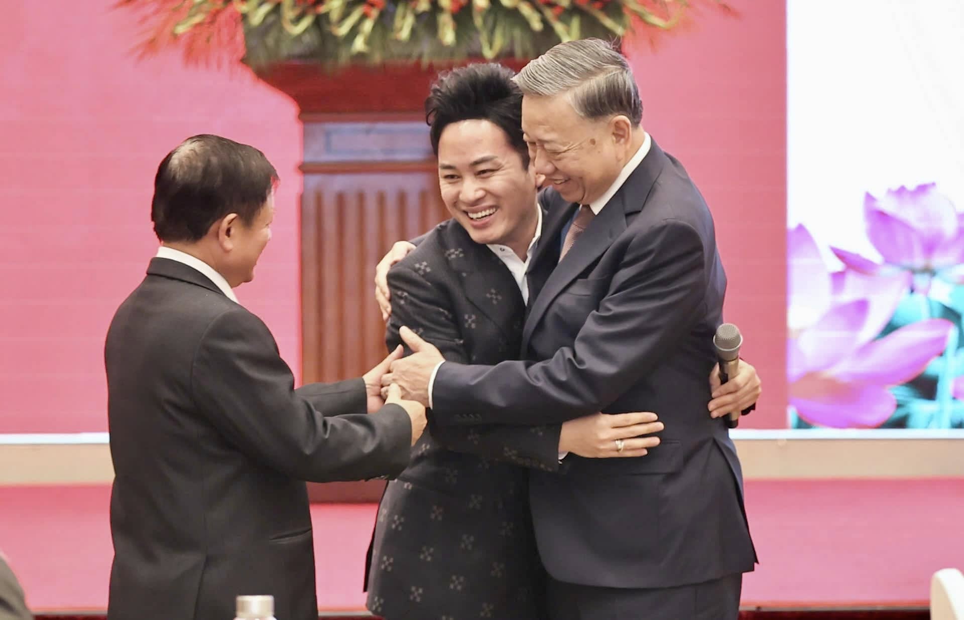 Singer Tung Duong shared that he was moved when he performed at the meeting of 200 artists and artists with General Secretary To Lam and leaders of the Party and State. Photo: Character provided