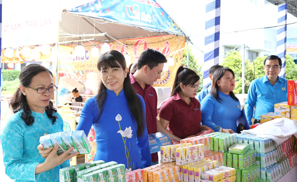 Delegates visit booths at "Union Tet Market" 2025. Photo: Quoc Huy