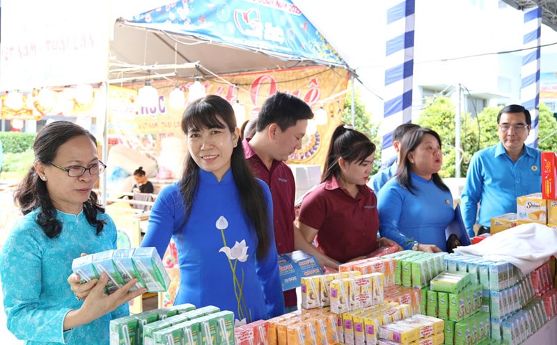 Delegates visit booths at "Union Tet Market" 2025. Photo: Quoc Huy