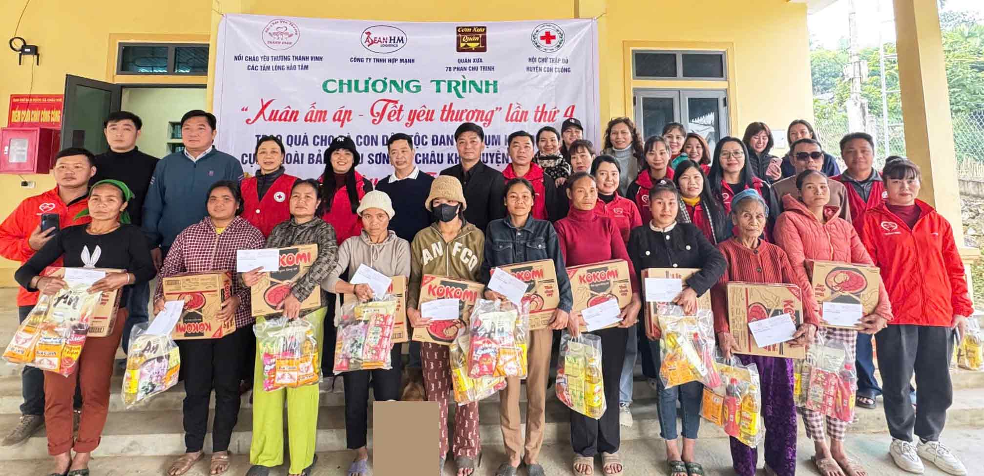 Volunteer group members give Tet gifts to the Dan Lai ethnic people in the mountainous district of Con Cuong. Photo: Hai Dang