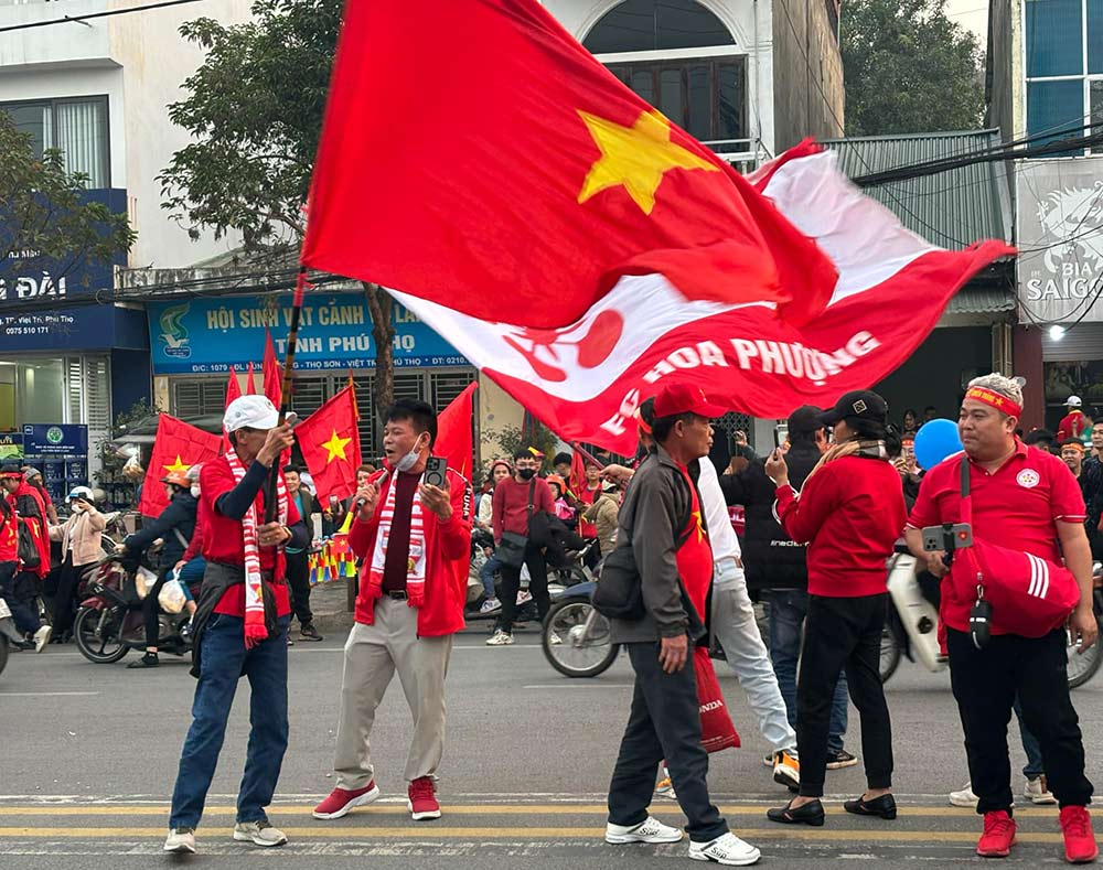 Duong pho Viet Tri ruc mau co sac ao co vu doi tuyen Viet Nam truoc them chung ket luot di ASEAN Cup 2024. Anh: Minh Phong