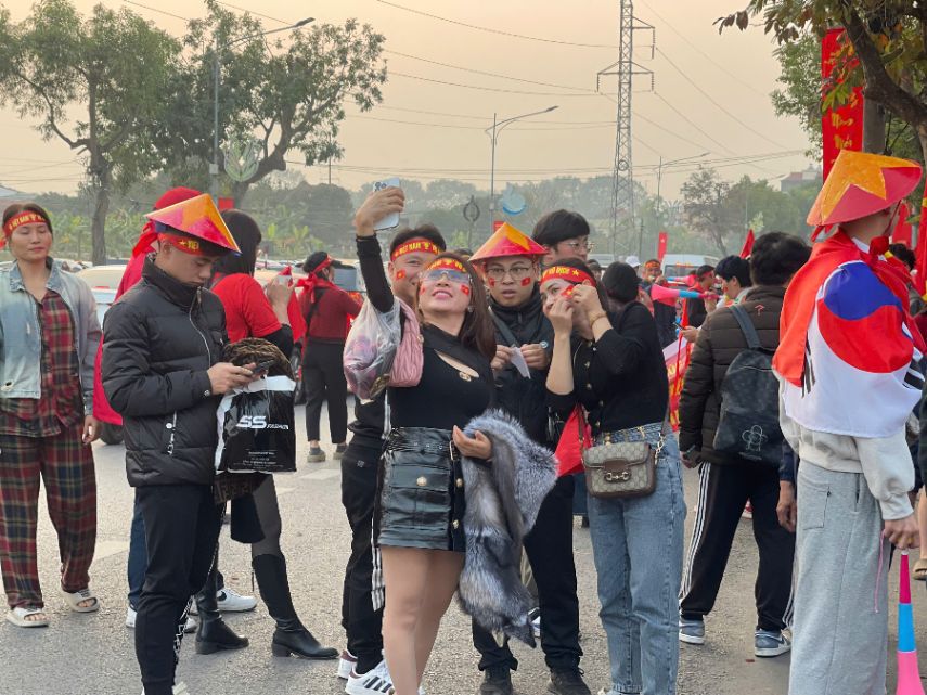 Fans from many provinces and cities came to Viet Tri Stadium to watch the first leg of the 2024 ASEAN Cup final. Photo: Hoang Hue