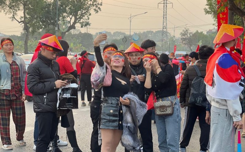 Fans from many provinces and cities came to Viet Tri Stadium to watch the first leg of the 2024 ASEAN Cup final. Photo: Hoang Hue