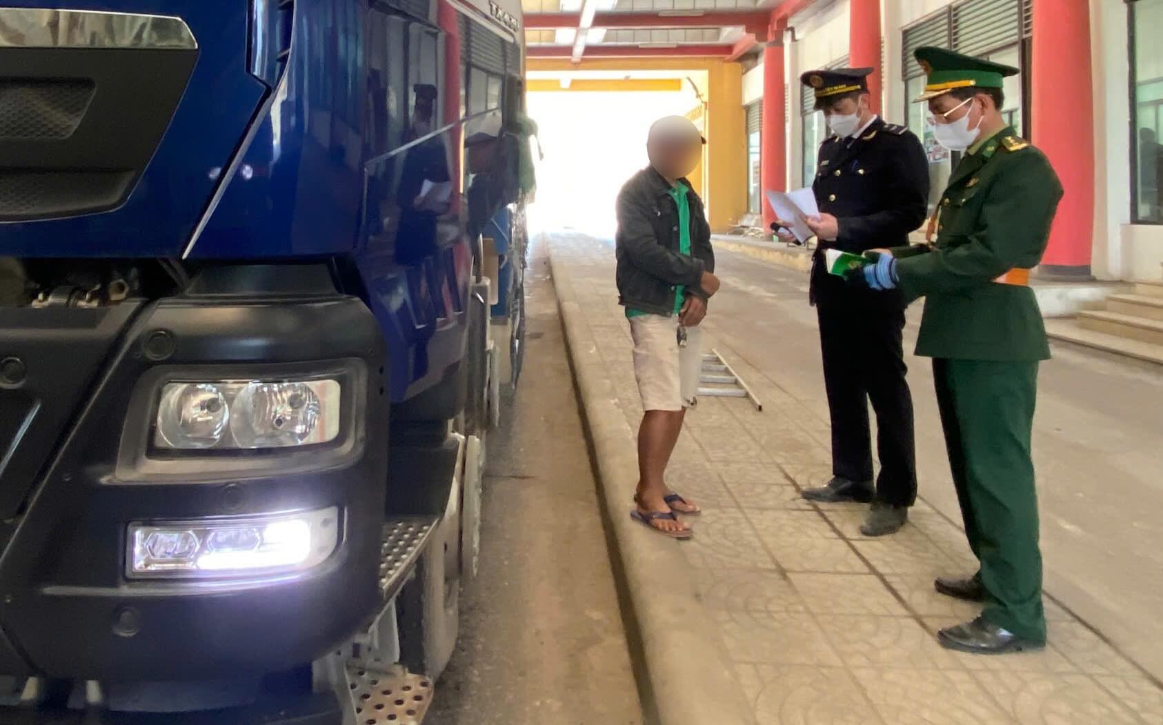Authorities check immigration at Cha Lo border gate. Photo: Cha Lo Border Gate Customs Branch.