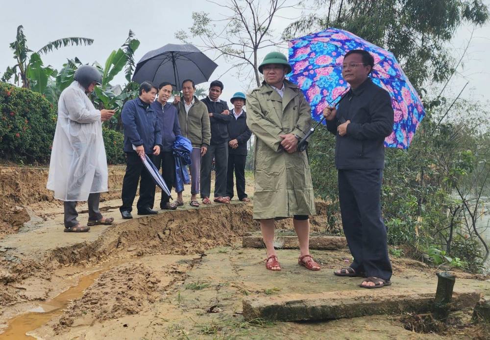 Trao doi voi phong vien Bao Lao Dong, ong.....UBND xa Quang Tho (huyen Quang Dien, TP Hue) cho biet, sau khi vu viec sat lo xay ra tai song Rao Cung, doan qua thon La Van Thuong, lanh dao huyen, xa da di kiem tra, ghi nhan tinh hinh va tien hanh phuong an khac phuc ban dau de dam bao an toan cho nguoi dan. Anh: Nhat Linh. 