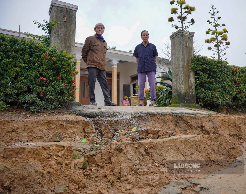 Sat lo xay ra dac biet nghiem trong tai vi tri phia truoc san nha ong Phan Huu Luong (83 tuoi, bia phai). Dat duong khoet sau vao tan san nha, sut lun khoang 1,5m khien viec di chuyen bang xe may hay o to gan nhu la khong the. 